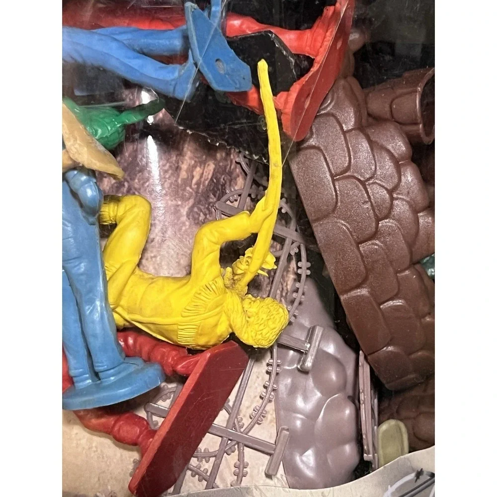 PLAY ZONE BUCKET SET 100 PIECES MILITARY TOYS (1896)‎